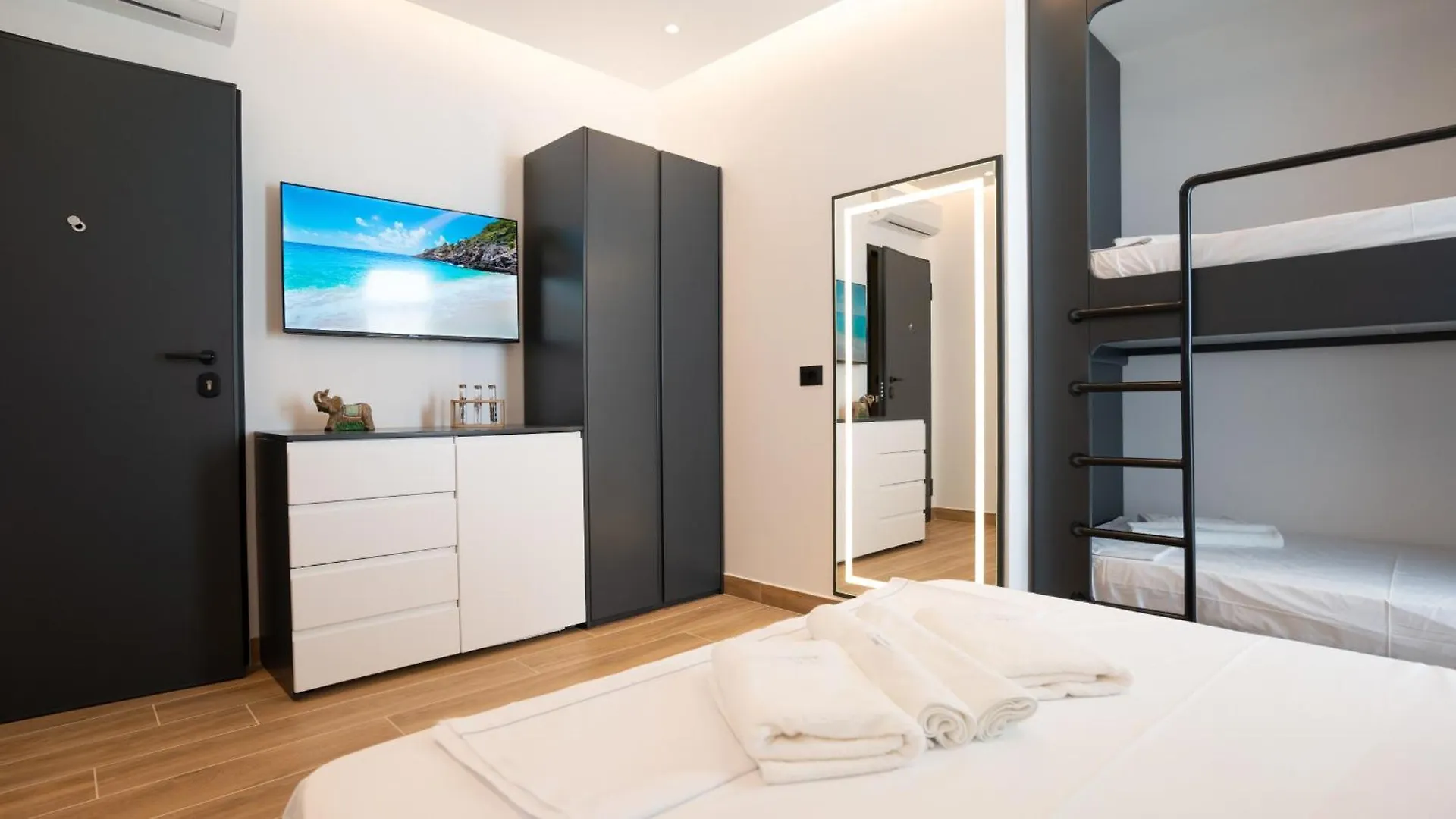 Azure Sea View Apartments Durrës 0*,